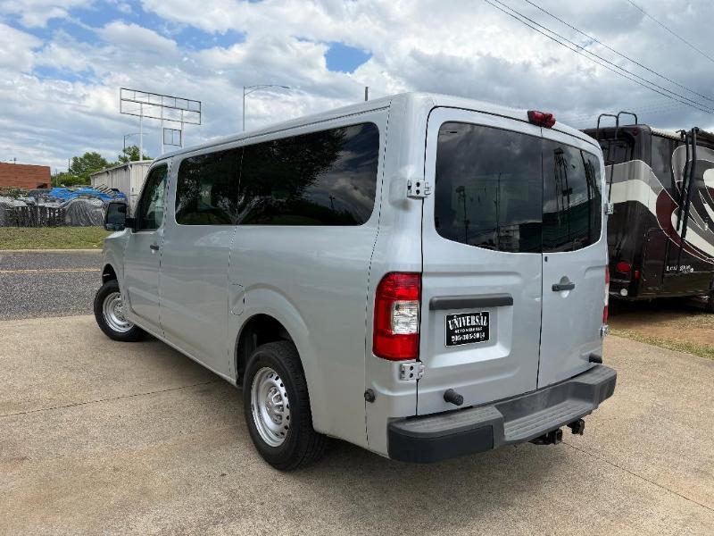 Nissan NV Passenger 3500 SV V6 2017