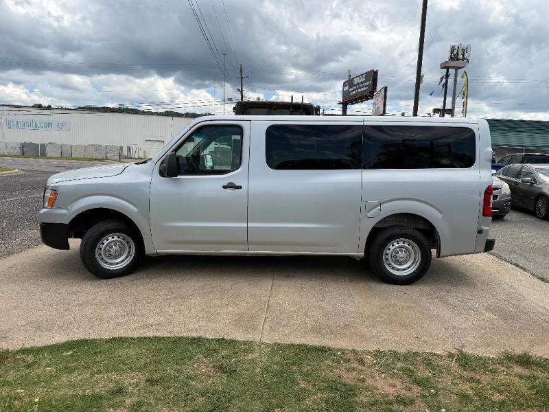 Nissan NV Passenger 3500 SV V6 2017