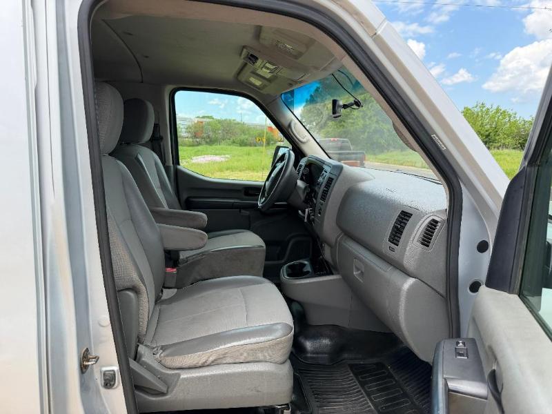 Nissan NV Passenger 3500 SV V6 2017
