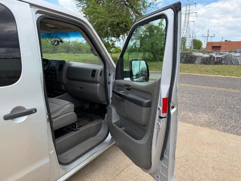 Nissan NV Passenger 3500 SV V6 2017