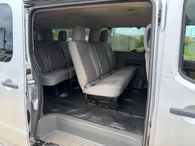 Nissan NV Passenger 3500 SV V6 2017