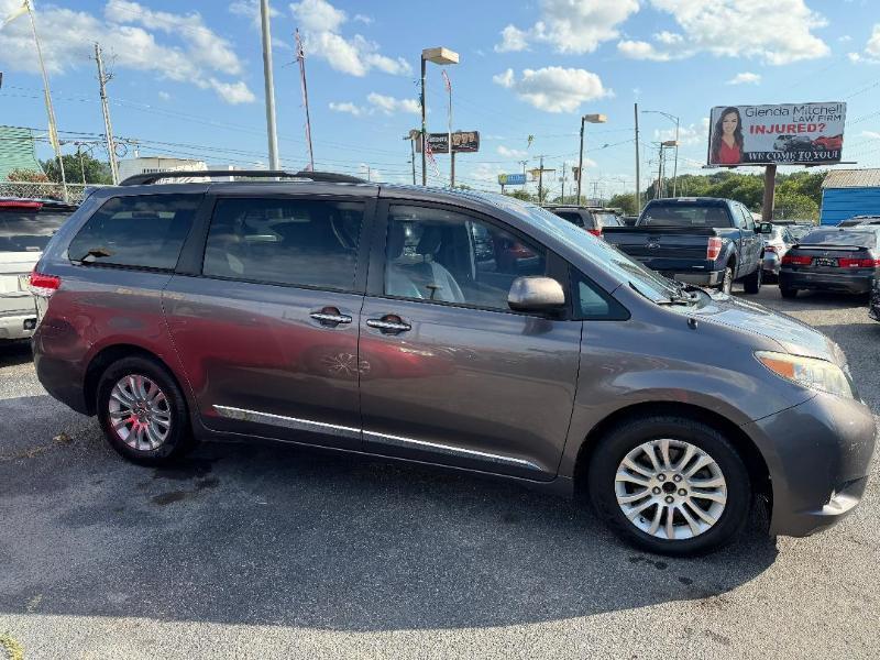 Toyota Sienna XLE FWD 8-Passenger V6 2014