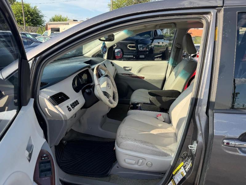 Toyota Sienna XLE FWD 8-Passenger V6 2014