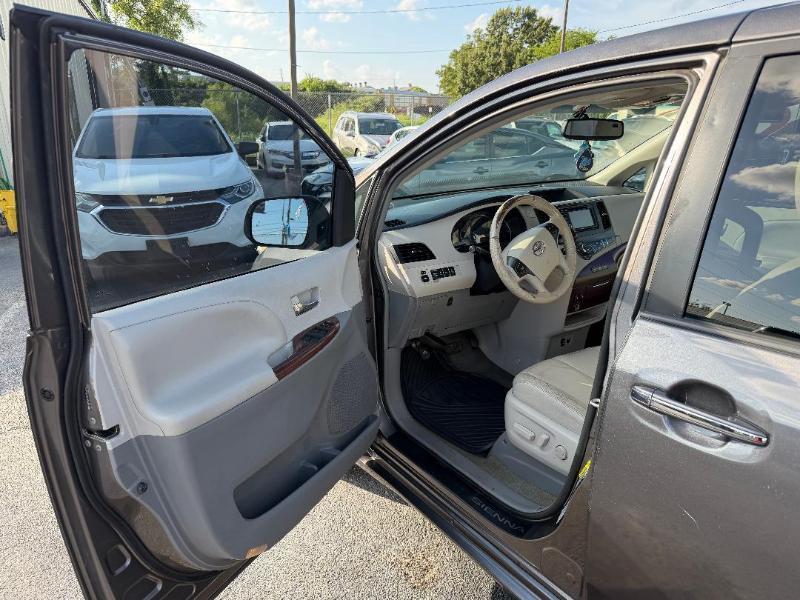 Toyota Sienna XLE FWD 8-Passenger V6 2014