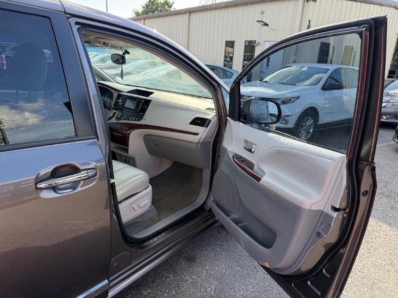 Toyota Sienna XLE FWD 8-Passenger V6 2014