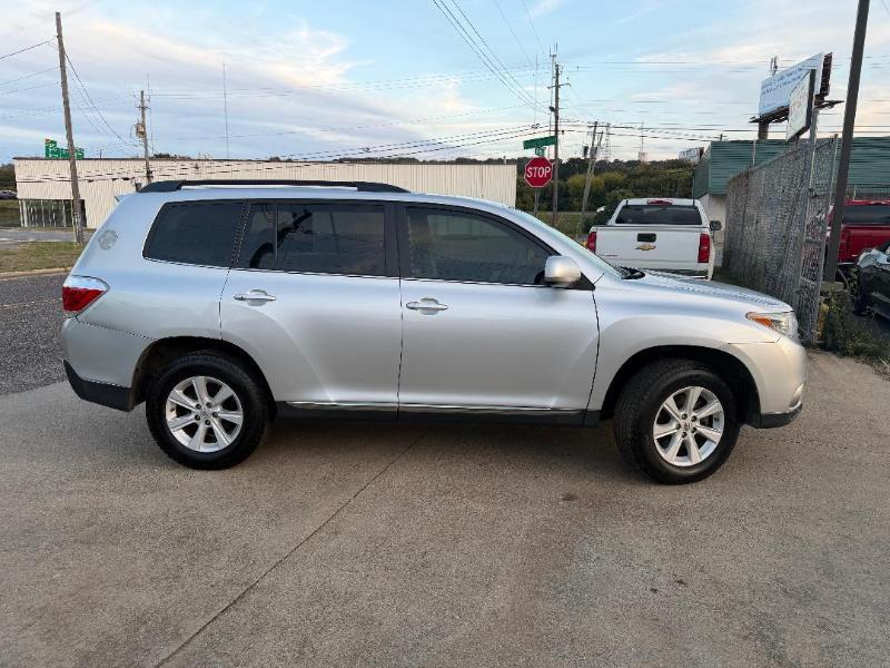 Toyota Highlander Base 2WD V6 2013
