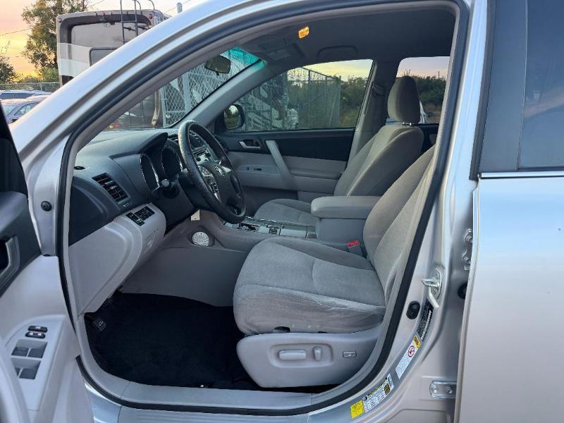 Toyota Highlander Base 2WD V6 2013