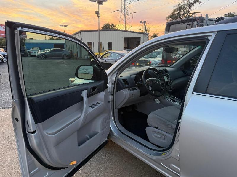Toyota Highlander Base 2WD V6 2013