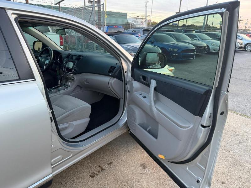 Toyota Highlander Base 2WD V6 2013