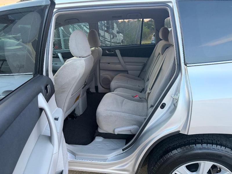 Toyota Highlander Base 2WD V6 2013