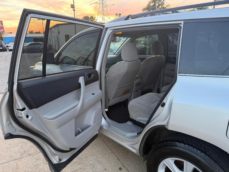 Toyota Highlander Base 2WD V6 2013