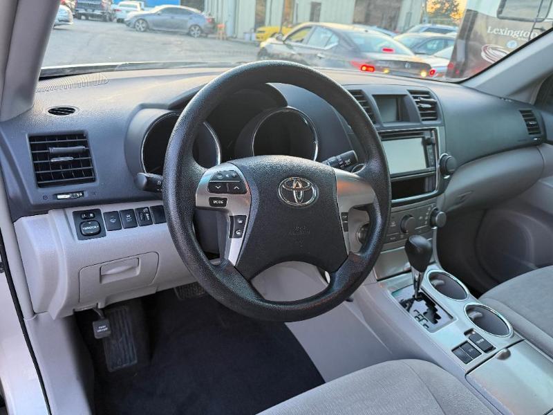 Toyota Highlander Base 2WD V6 2013