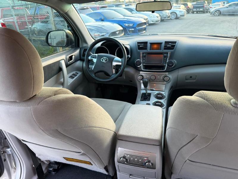 Toyota Highlander Base 2WD V6 2013