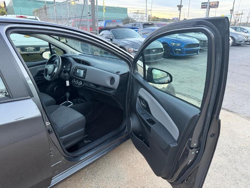 Toyota Yaris LE 5-Door AT 2015