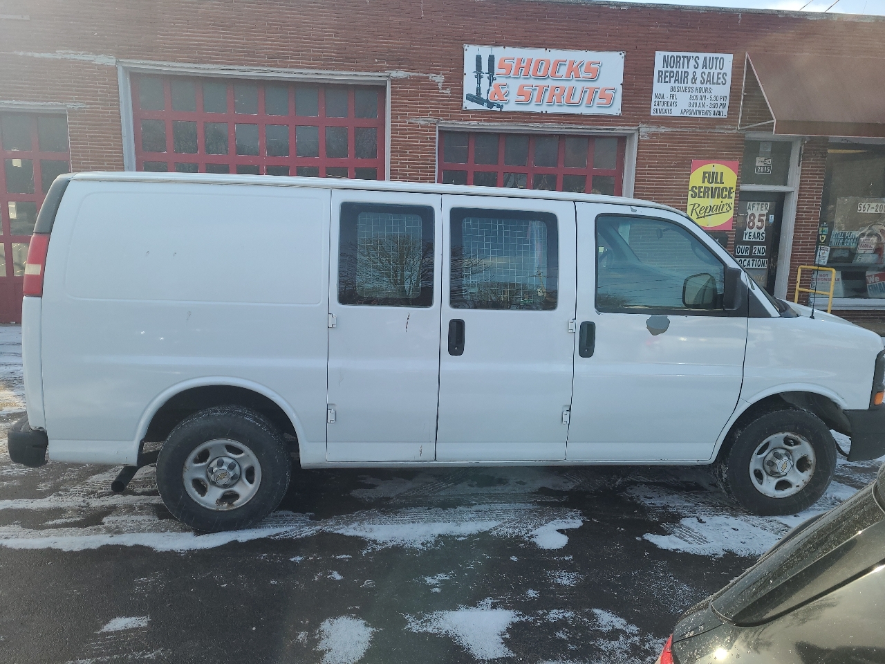 Chevrolet Express Cargo Van 1500 135" WB RWD 2004