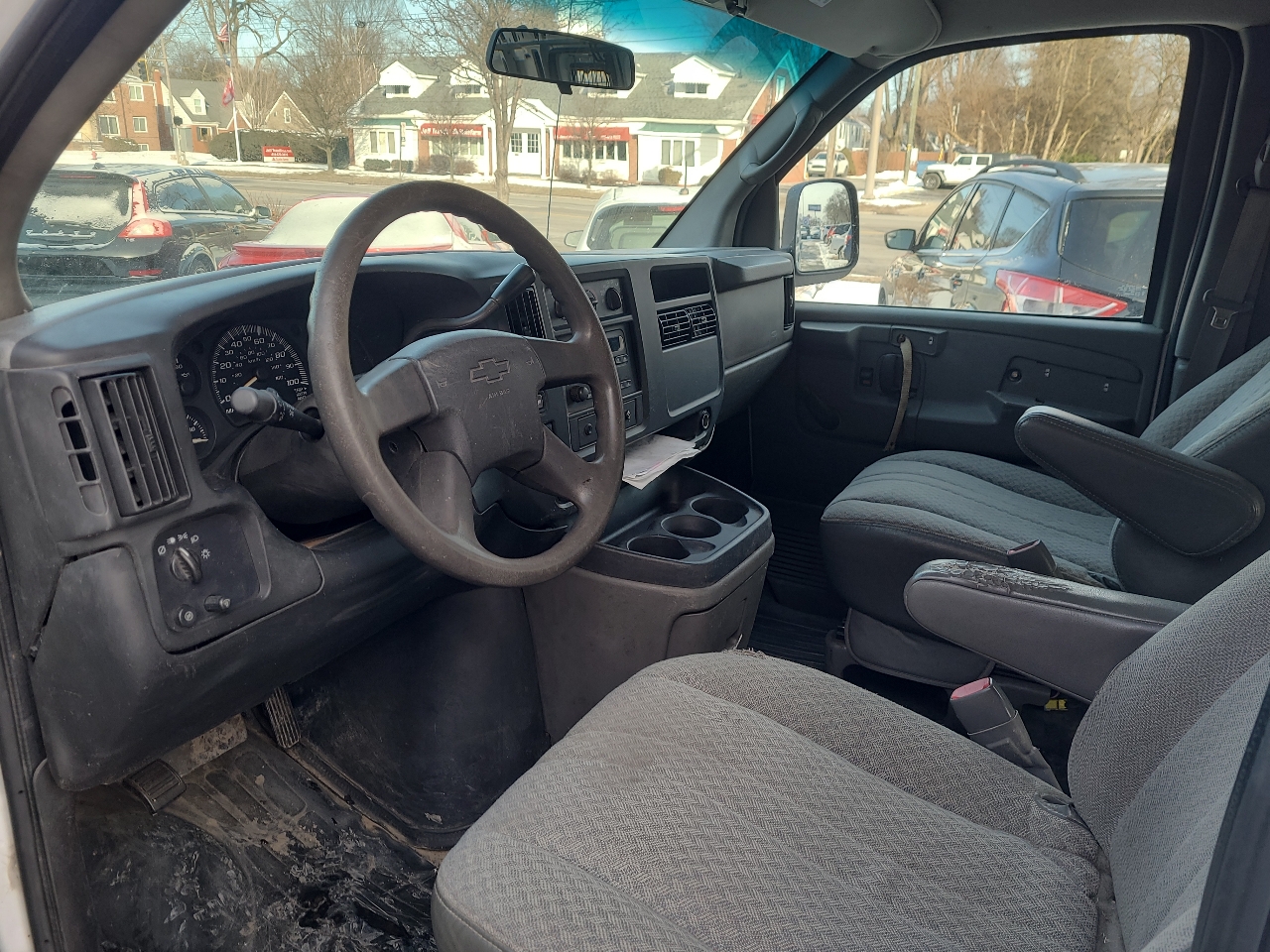 Chevrolet Express Cargo Van 1500 135" WB RWD 2004