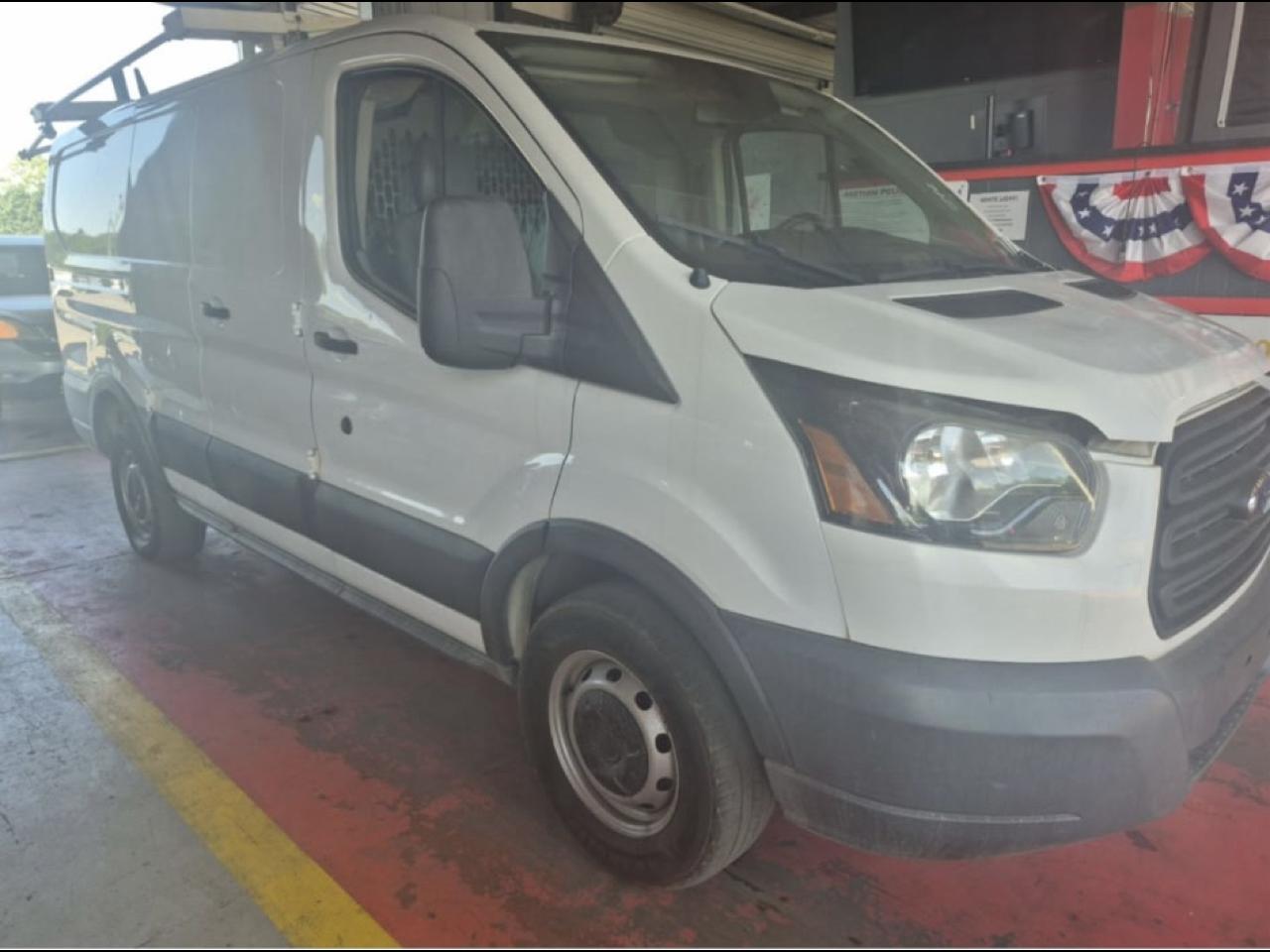 Ford Transit 250 Van Low Roof 60/40 Pass.130-in. WB 2017
