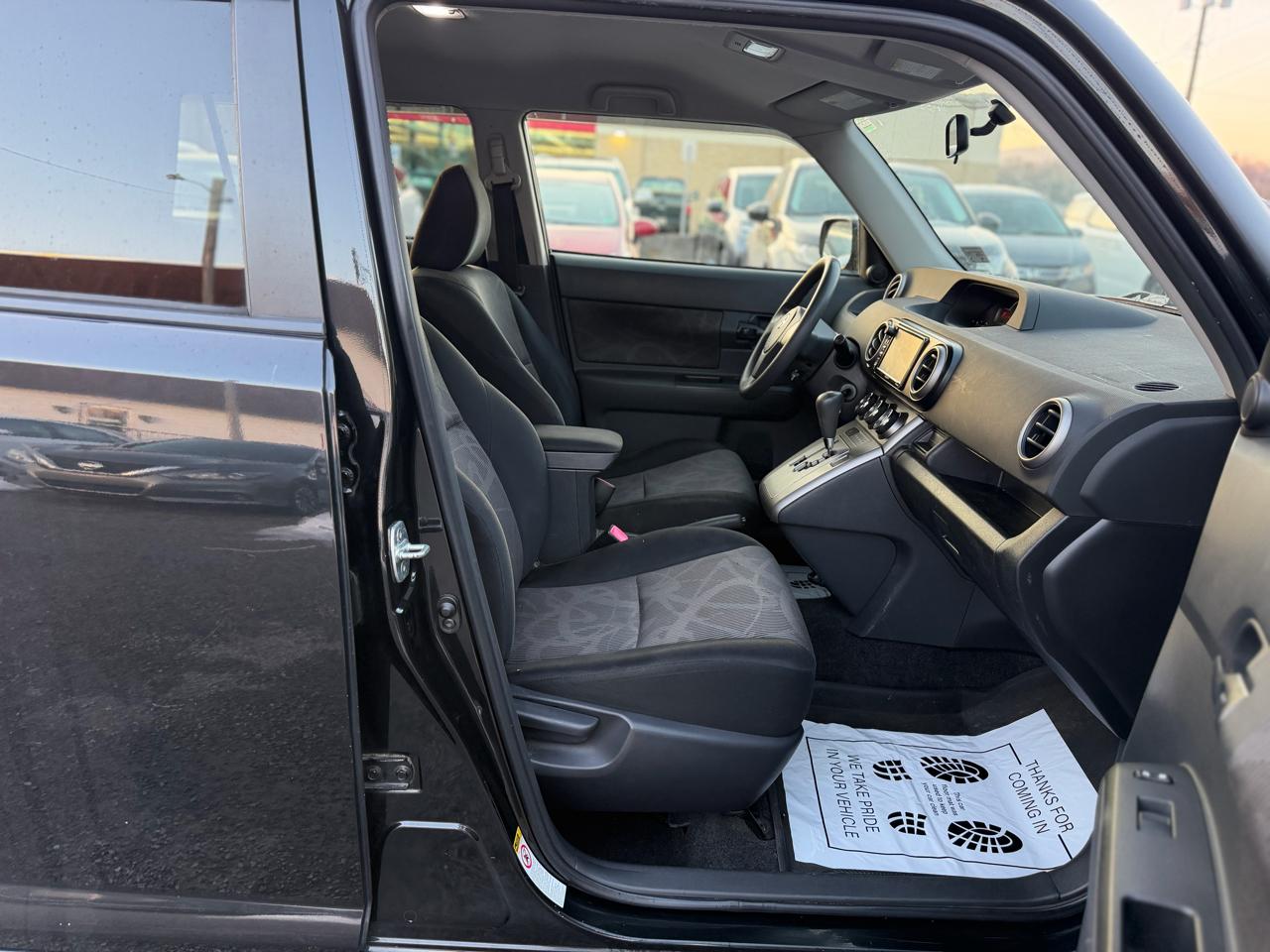 Scion xB 5-Door Wagon 5-Spd MT 2013