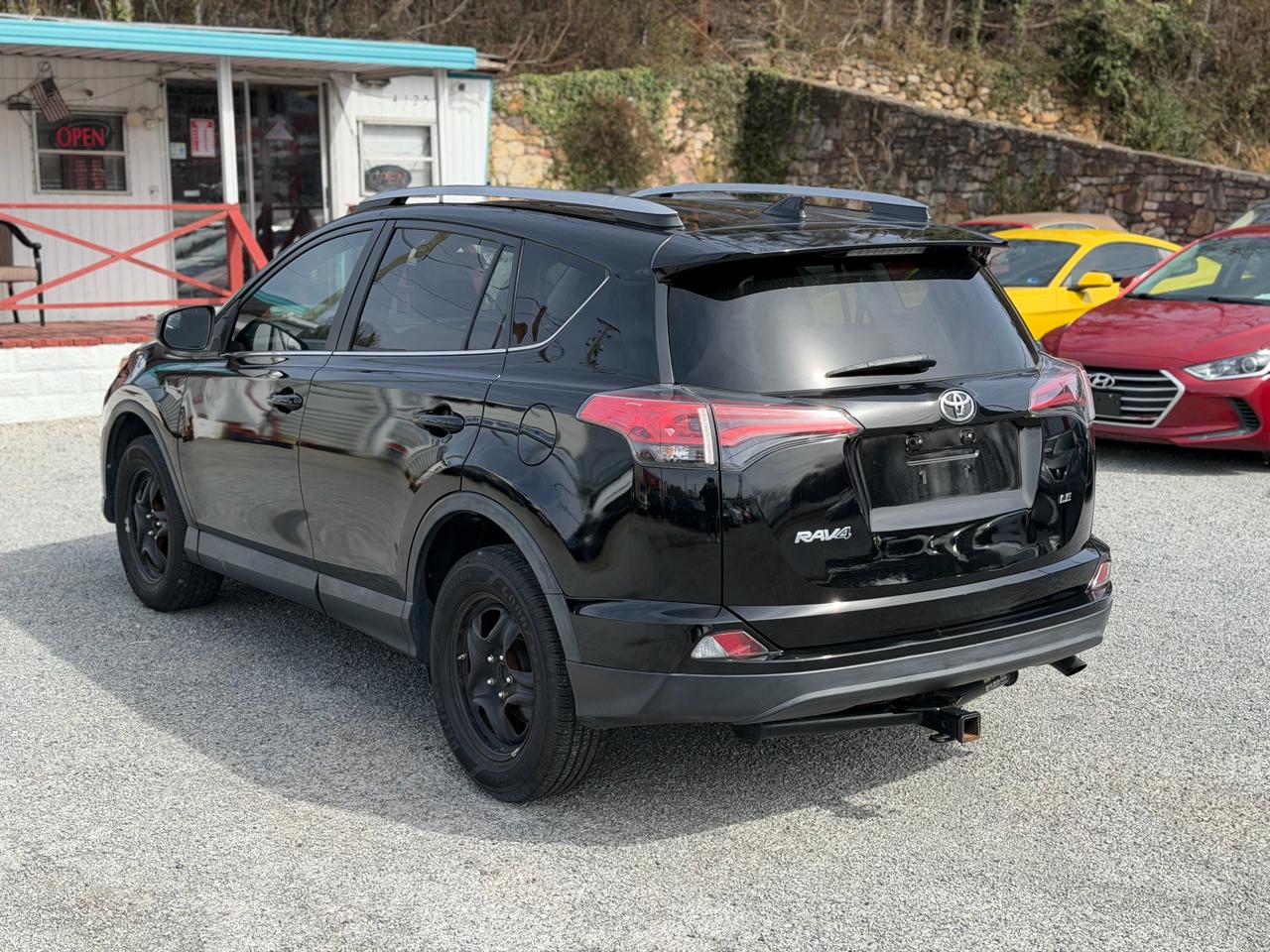 Toyota RAV4 LE FWD 2018