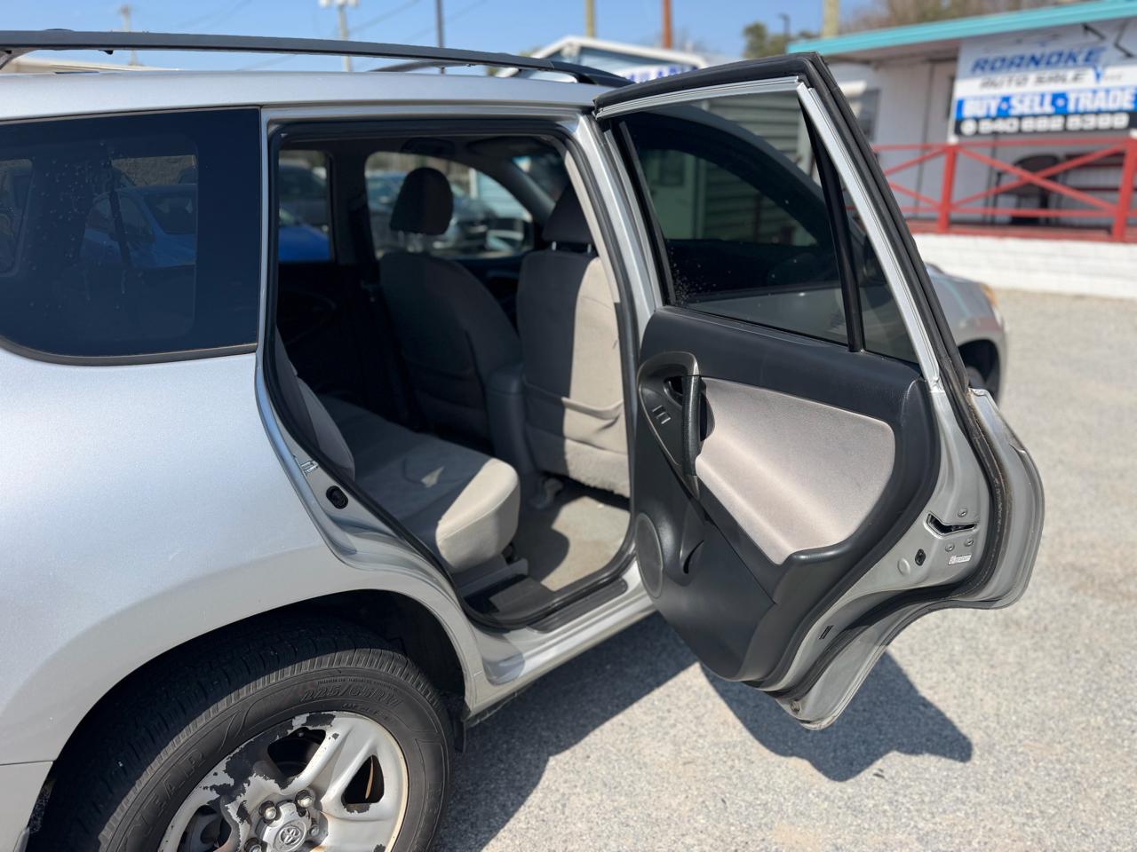 Toyota RAV4 Base I4 2WD 2011