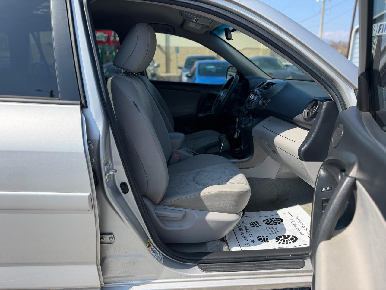 Toyota RAV4 Base I4 2WD 2011