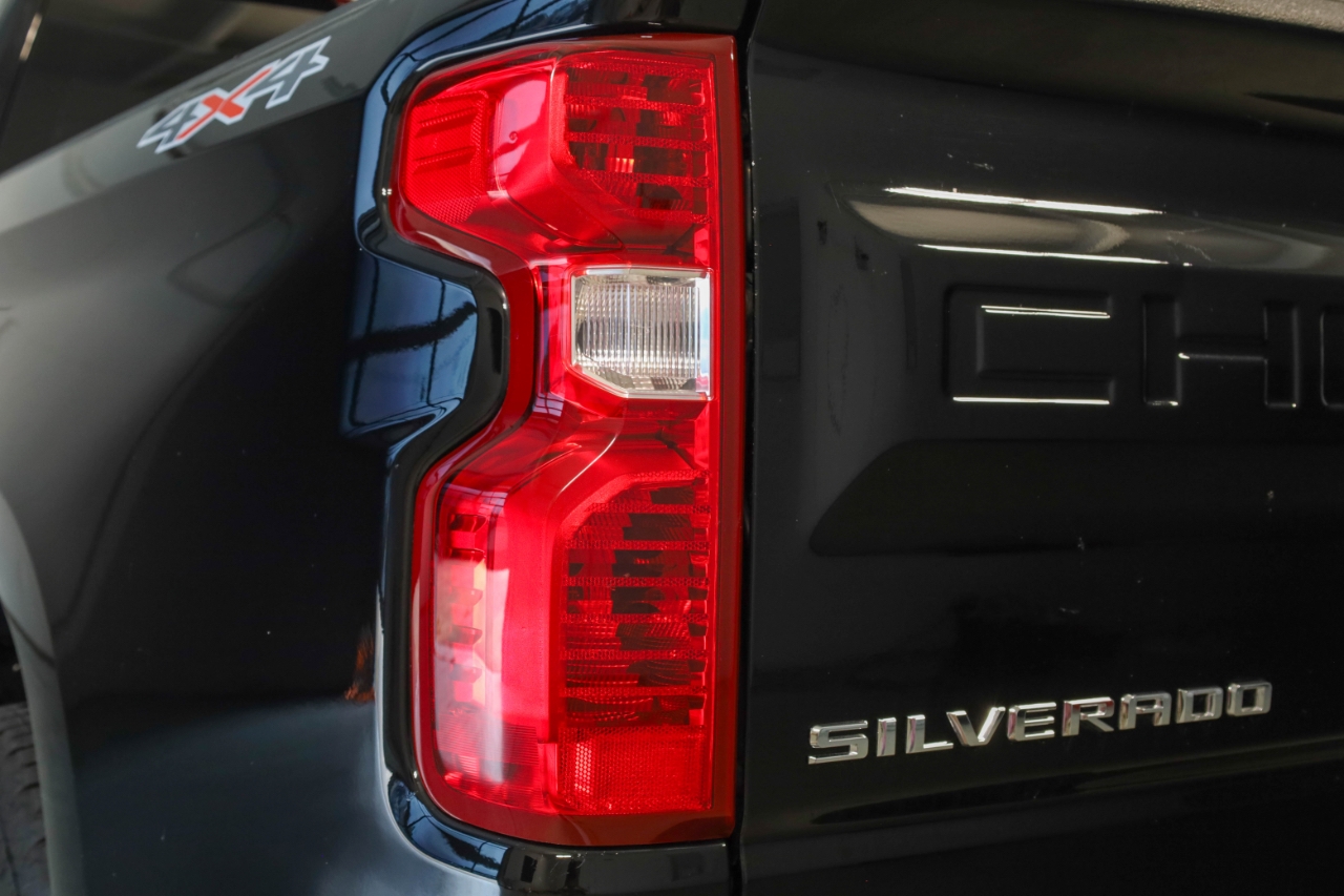 Chevrolet Silverado 1500 4WD Crew Cab 147" Custom 2024