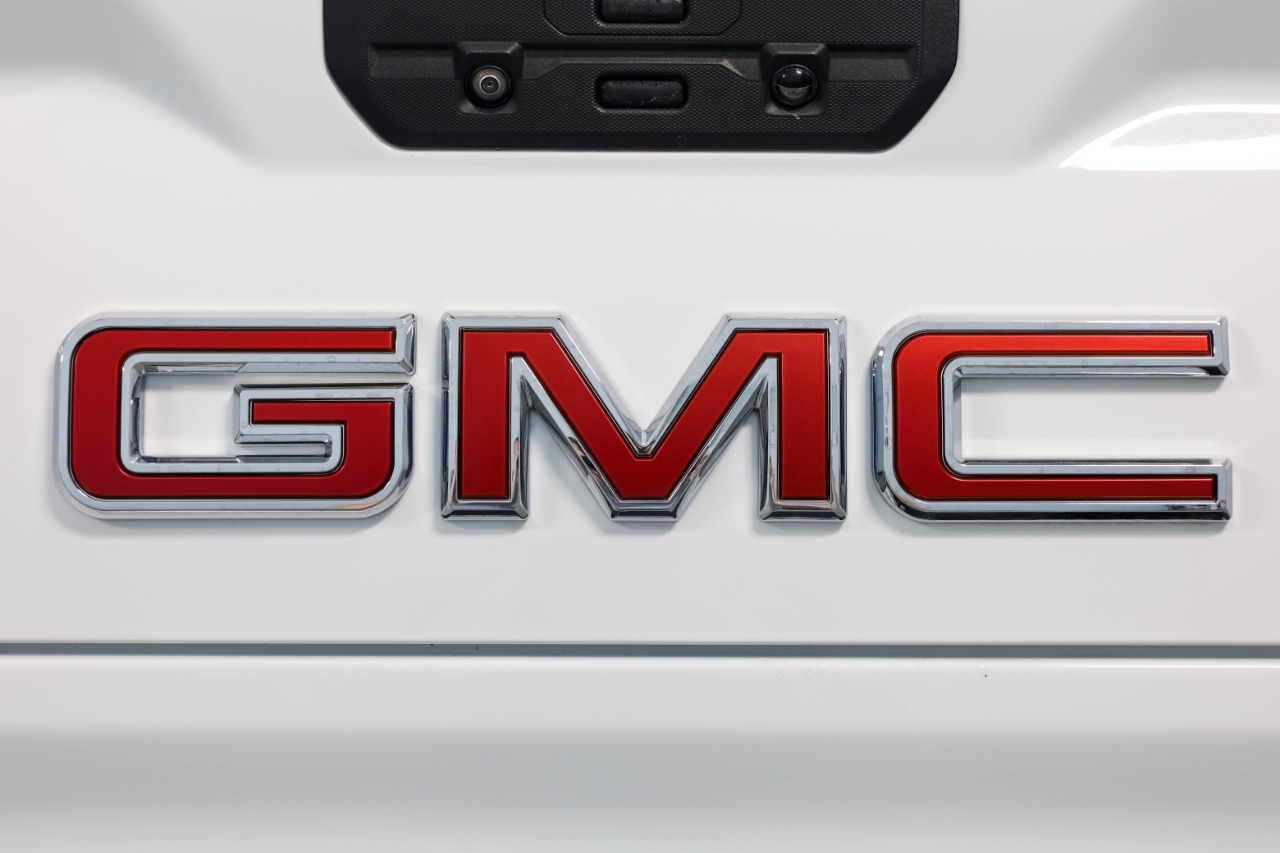 GMC Sierra 1500 4WD Crew Cab 147" AT4 2021