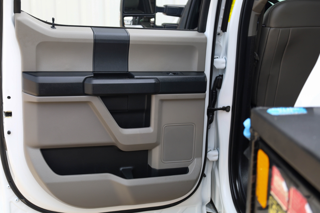 Ford Super Duty F-550 DRW Lariat 4WD Crew Cab 179" WB 60" CA 2018 Ford Super Duty F-550 DRW Lariat 4WD Crew Cab 179" WB 60" CA 2018