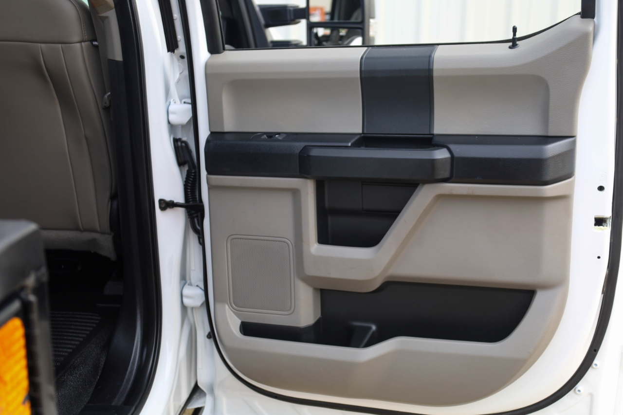 Ford Super Duty F-550 DRW Lariat 4WD Crew Cab 179" WB 60" CA 2018 Ford Super Duty F-550 DRW Lariat 4WD Crew Cab 179" WB 60" CA 2018