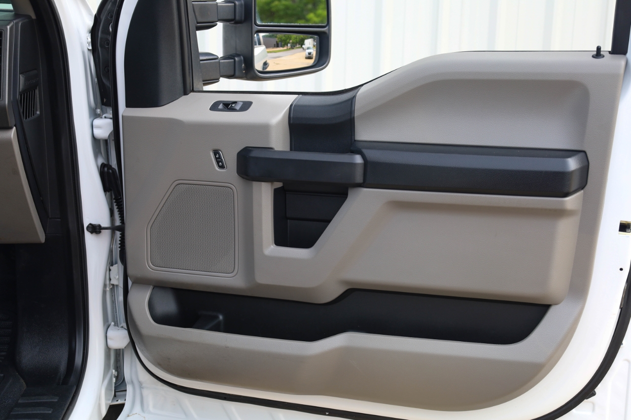 Ford Super Duty F-550 DRW Lariat 4WD Crew Cab 179" WB 60" CA 2018 Ford Super Duty F-550 DRW Lariat 4WD Crew Cab 179" WB 60" CA 2018