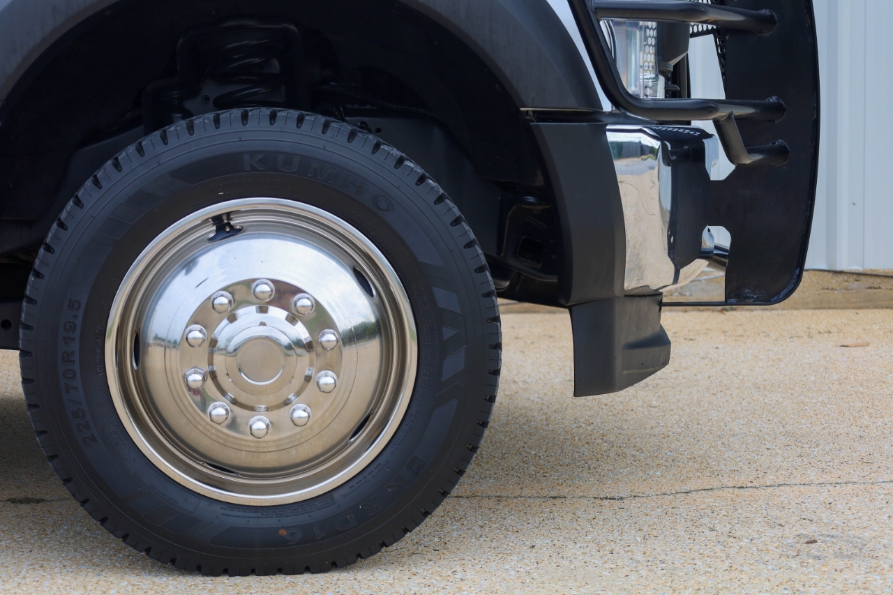 Ford Super Duty F-550 DRW Lariat 4WD Crew Cab 179" WB 60" CA 2018 Ford Super Duty F-550 DRW Lariat 4WD Crew Cab 179" WB 60" CA 2018