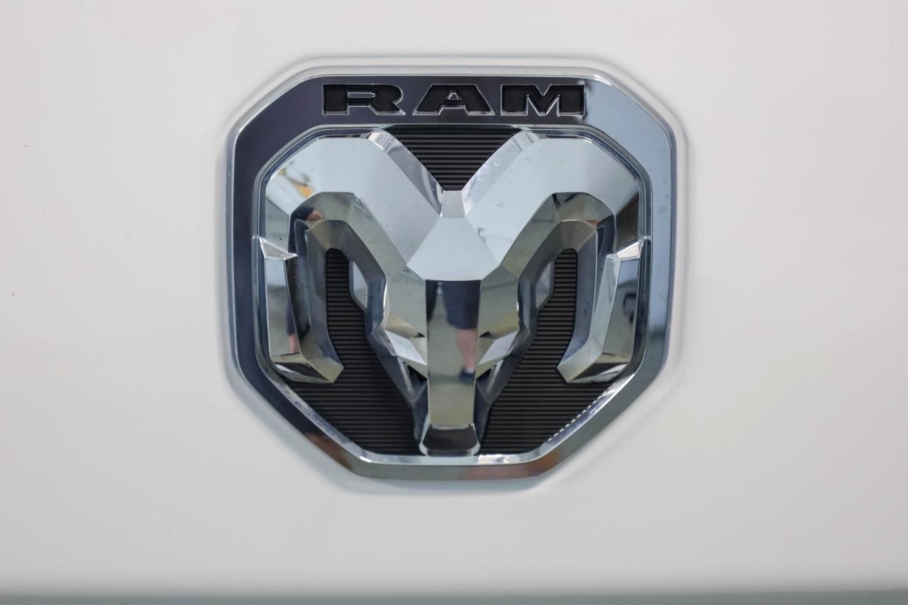 RAM 3500 Big Horn 4x4 Crew Cab 8' Box 2022