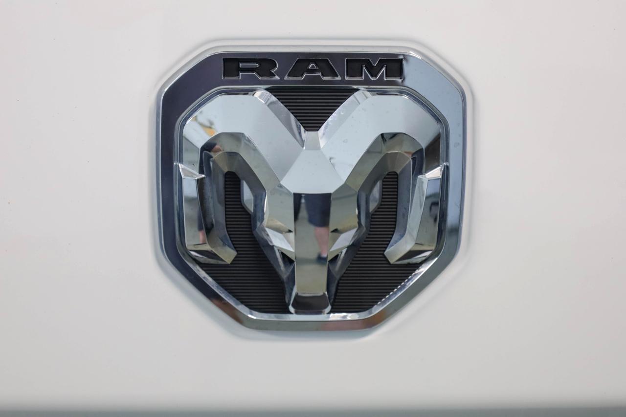 RAM 3500 Big Horn 4x4 Crew Cab 8' Box 2022