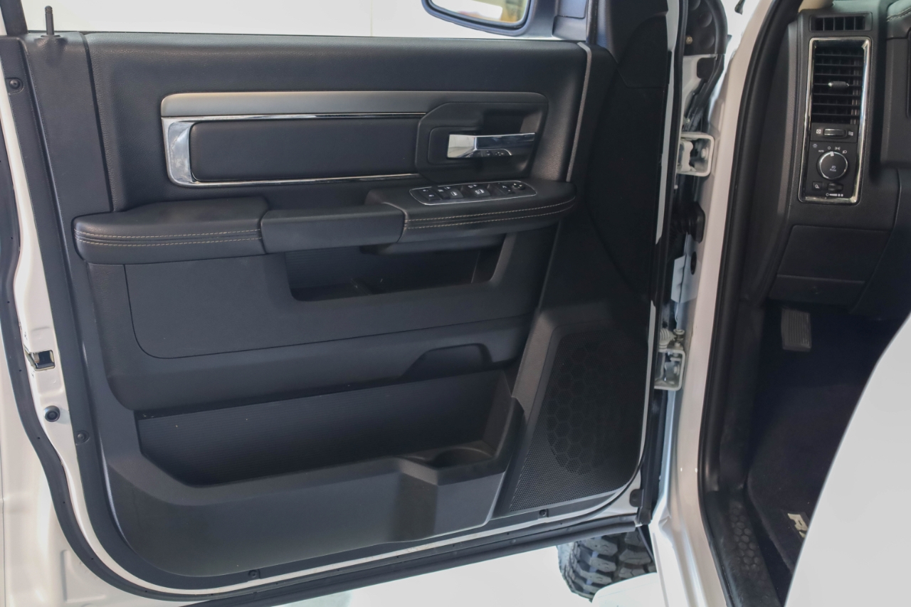 RAM 1500 Night 4x4 Crew Cab 5'7" Box 2017