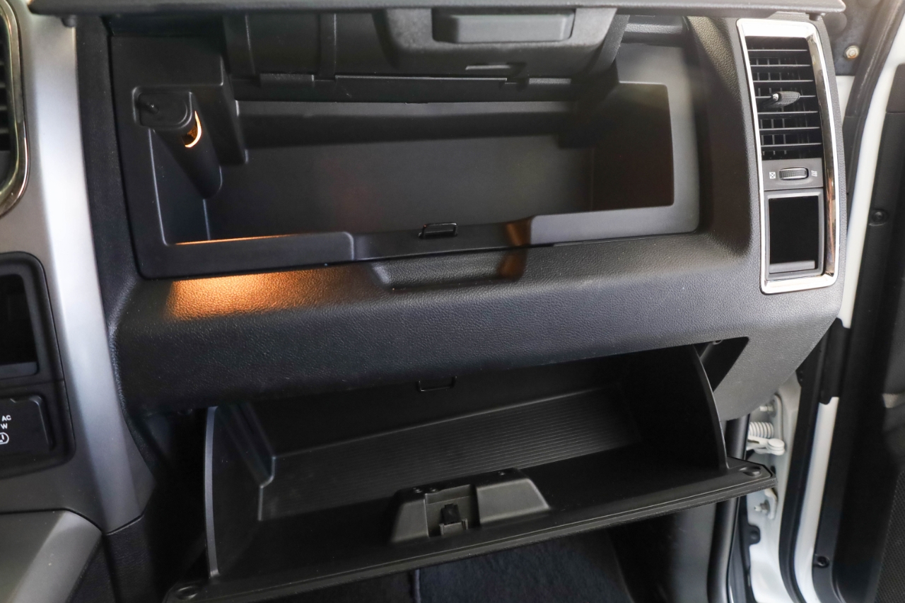 RAM 1500 Night 4x4 Crew Cab 5'7" Box 2017