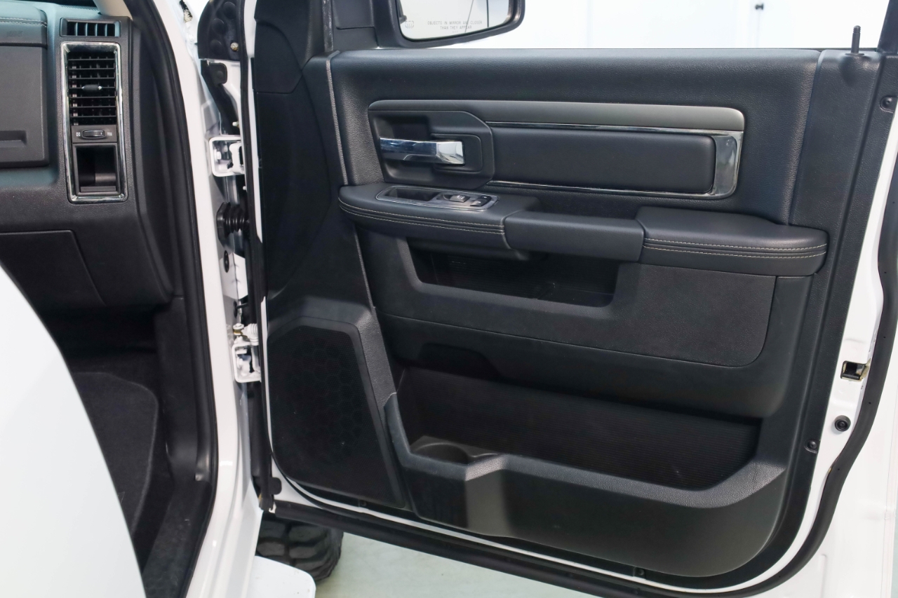 RAM 1500 Night 4x4 Crew Cab 5'7" Box 2017