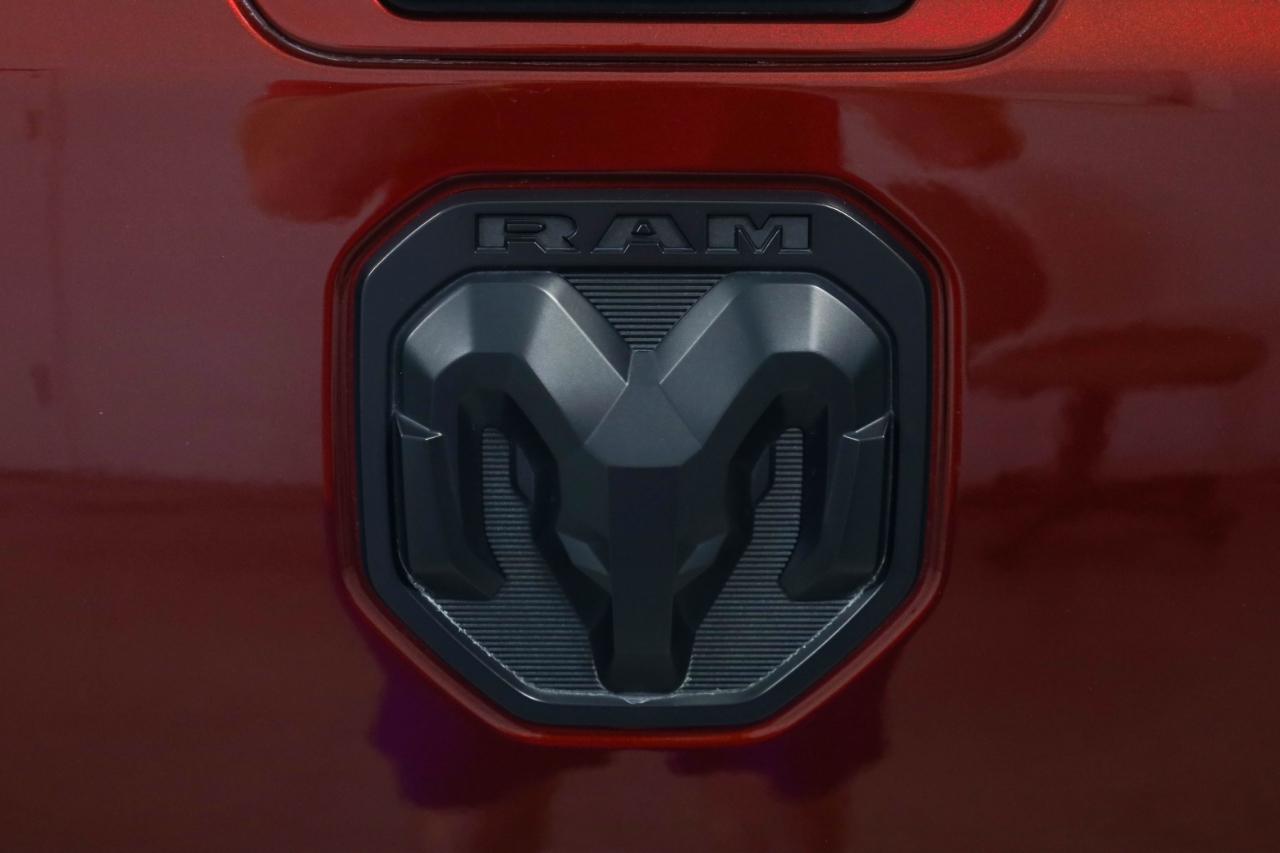 RAM 1500 Big Horn 4x4 Crew Cab 5'7" Box 2021 RAM 1500 Big Horn 4x4 Crew Cab 5'7" Box 2021