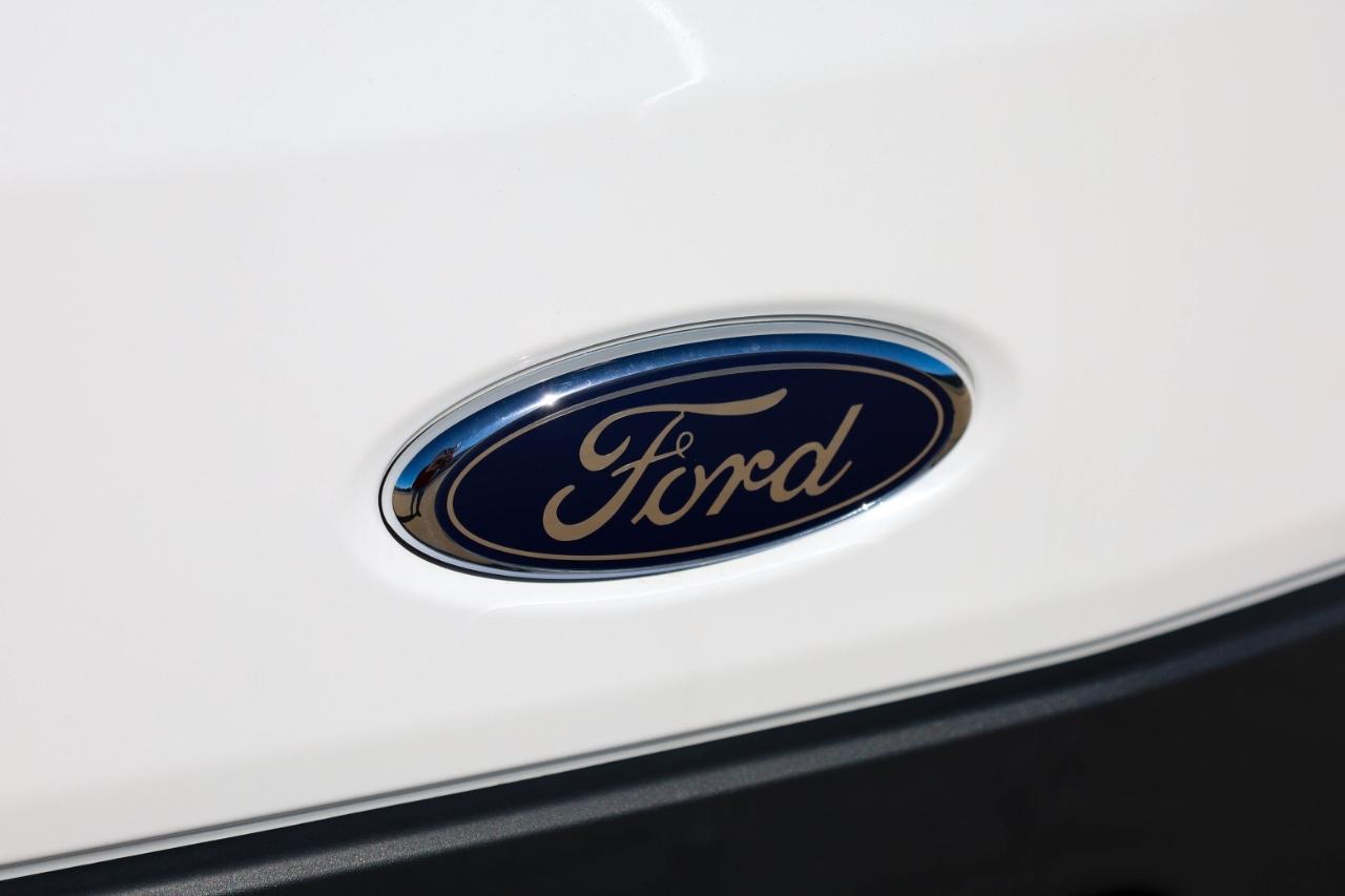 Ford Transit Passenger Wagon T-150 130" Med Roof XLT Sliding RH Dr 2018