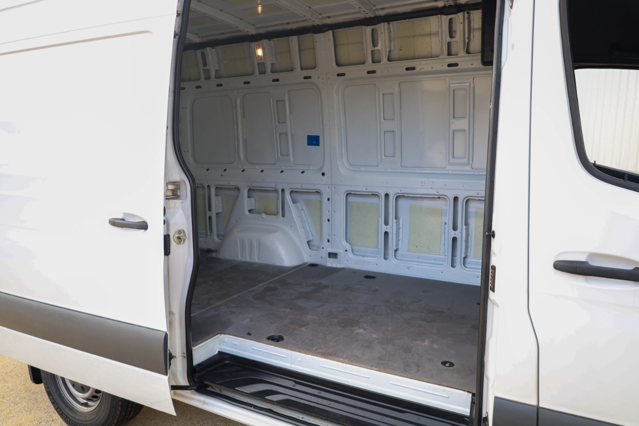 Mercedes-Benz Sprinter Cargo Van 2500 Standard Roof I4 144" RWD 2022