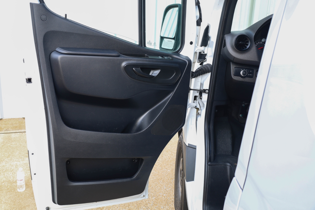 Mercedes-Benz Sprinter Cargo Van 2500 Standard Roof I4 144" RWD 2022