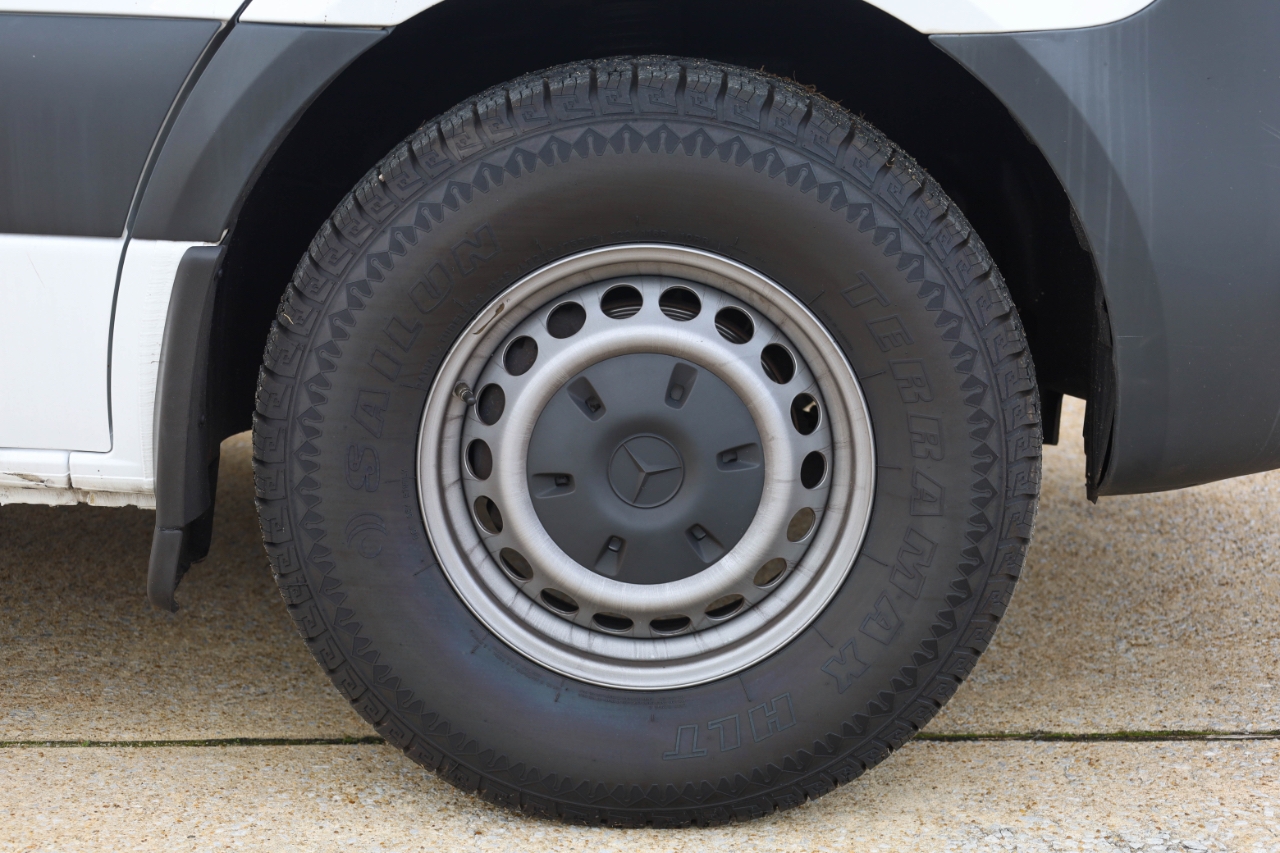 Mercedes-Benz Sprinter Cargo Van 2500 Standard Roof I4 144" RWD 2022