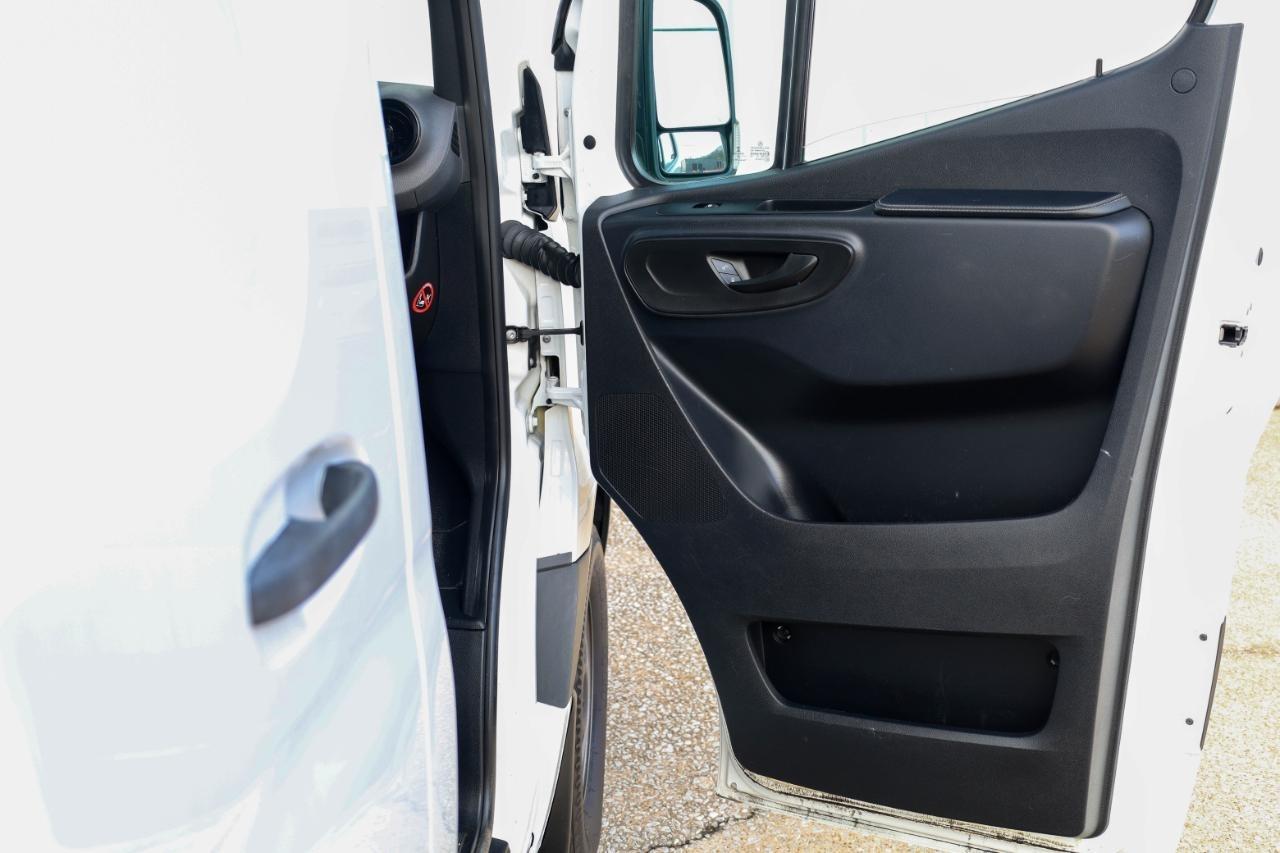 Mercedes-Benz Sprinter Cargo Van 2500 Standard Roof I4 144" RWD 2022