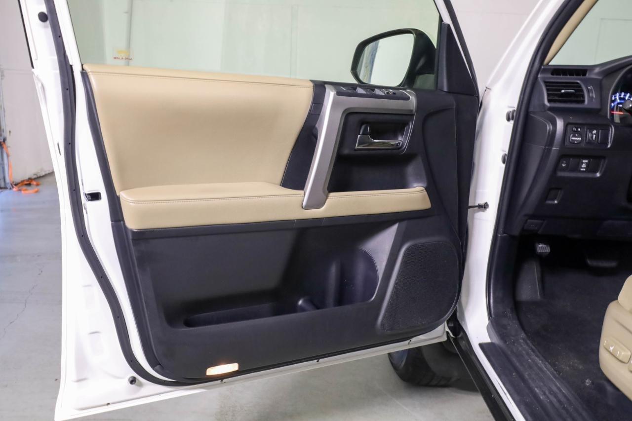 Toyota 4Runner SR5 Premium 2WD (Natl) 2017