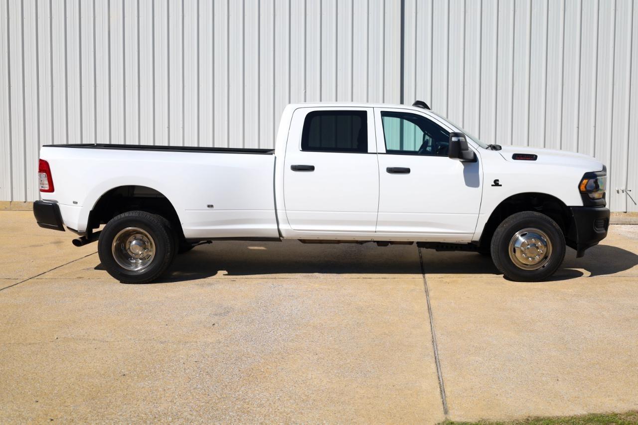 RAM 3500 Tradesman 4x4 Crew Cab 8' Box 2023