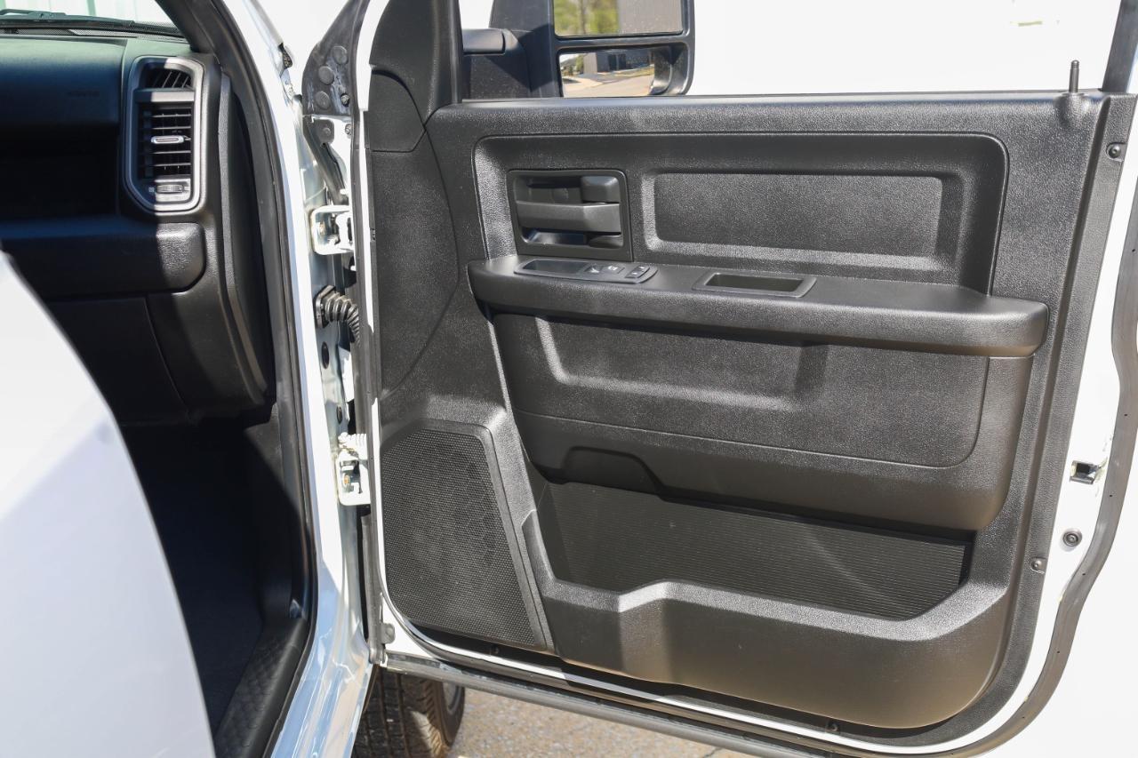 RAM 3500 Tradesman 4x4 Crew Cab 8' Box 2023