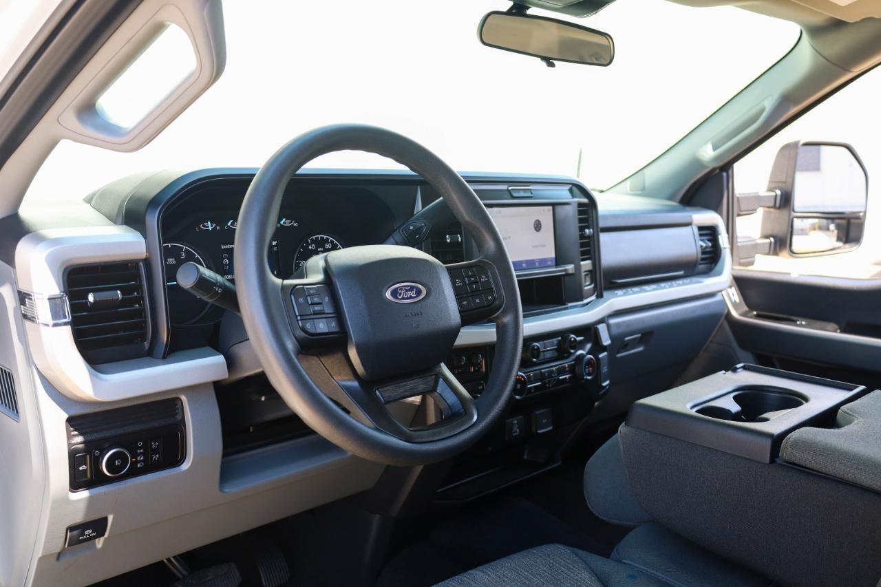 Ford Super Duty F-350 DRW King Ranch 4WD Crew Cab 8' Box 2025