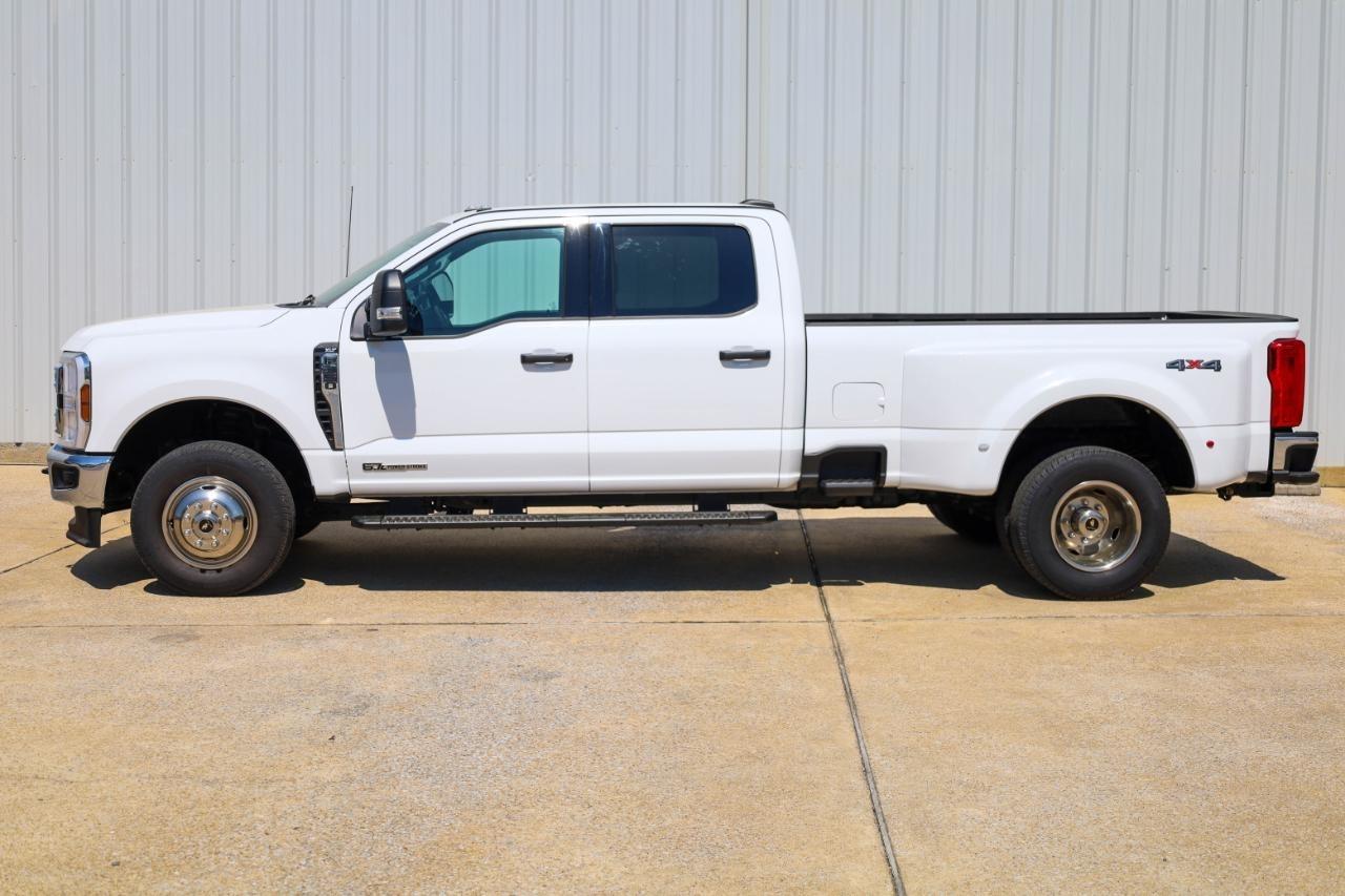 Ford Super Duty F-350 DRW King Ranch 4WD Crew Cab 8' Box 2025