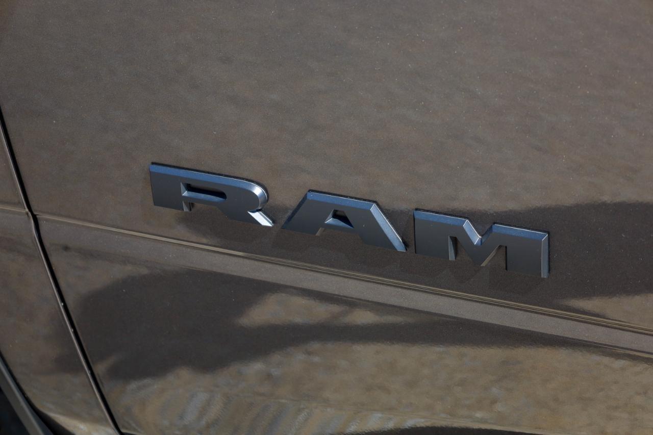 RAM 3500 Big Horn 4x4 Crew Cab 8' Box 2024