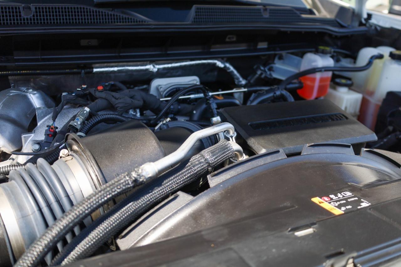 Chevrolet Silverado 3500HD 4WD Crew Cab 172" Work Truck 2025