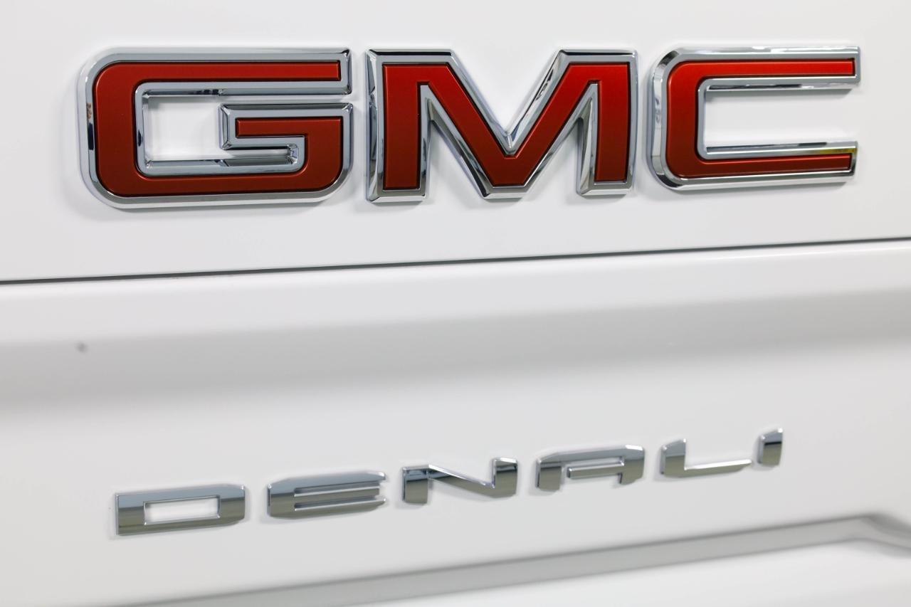 GMC Sierra 2500HD 4WD Crew Cab 159" Denali 2022